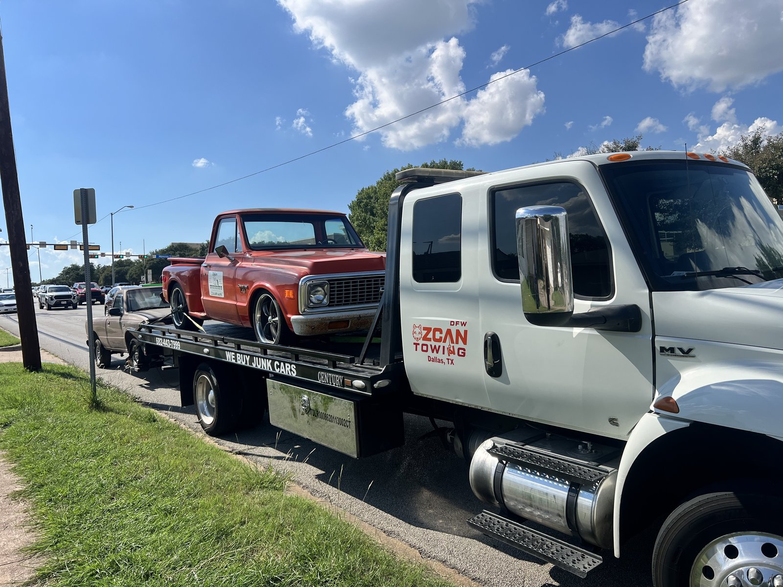 Ozcan Towing flatbed in Knox-Henderson, Dallas TX